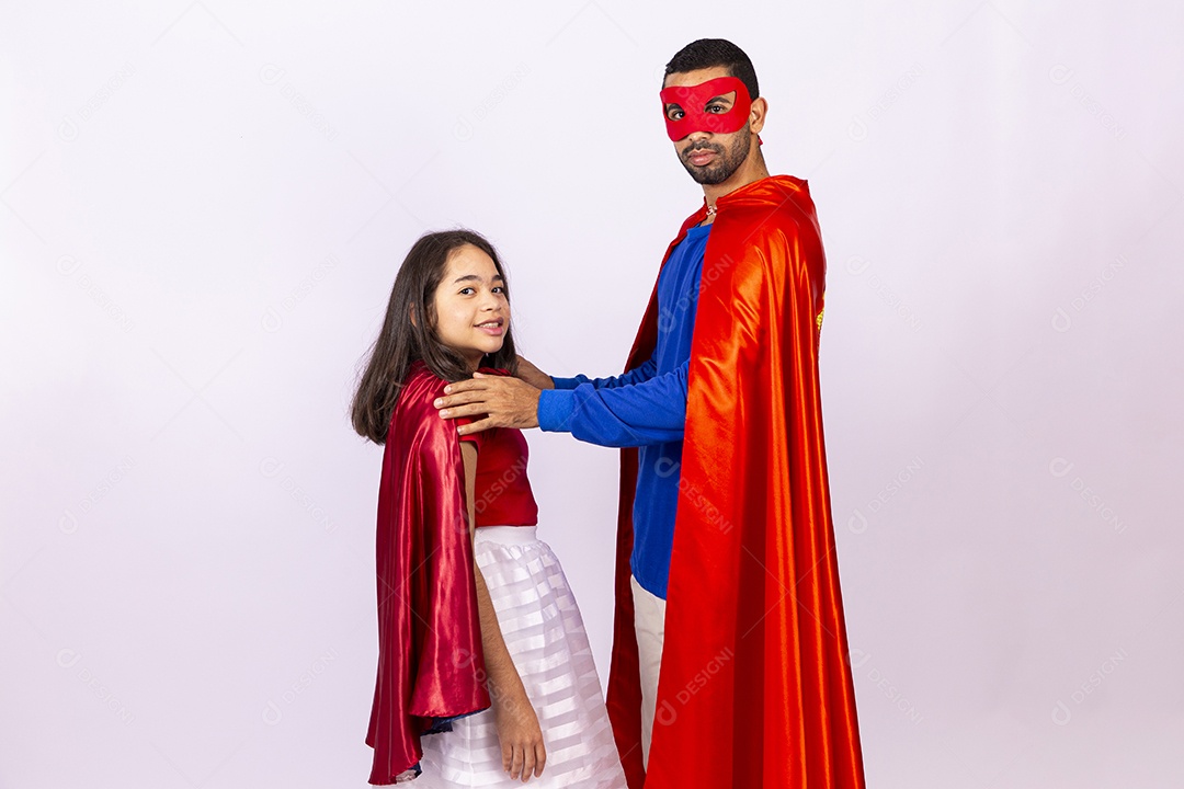 Pai e filha com fantasias de super herói em fundo isolado