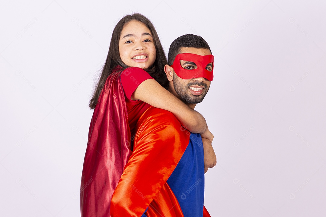 Pai e filha com fantasias de super herói em fundo isolado
