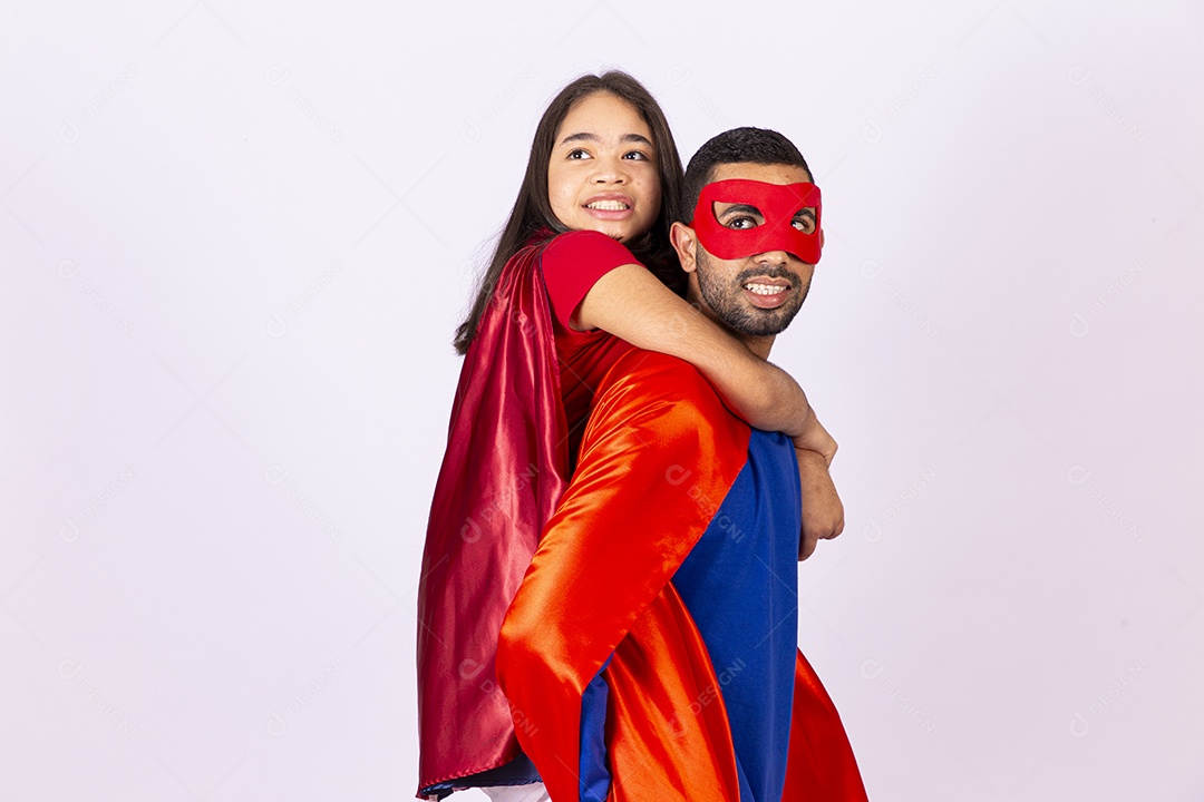 Pai e filha com fantasias de super herói em fundo isolado