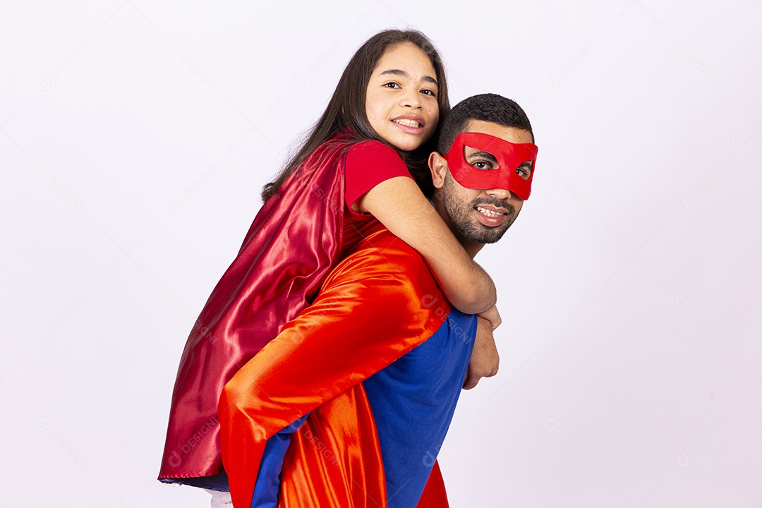 Pai e filha com fantasias de super herói em fundo isolado