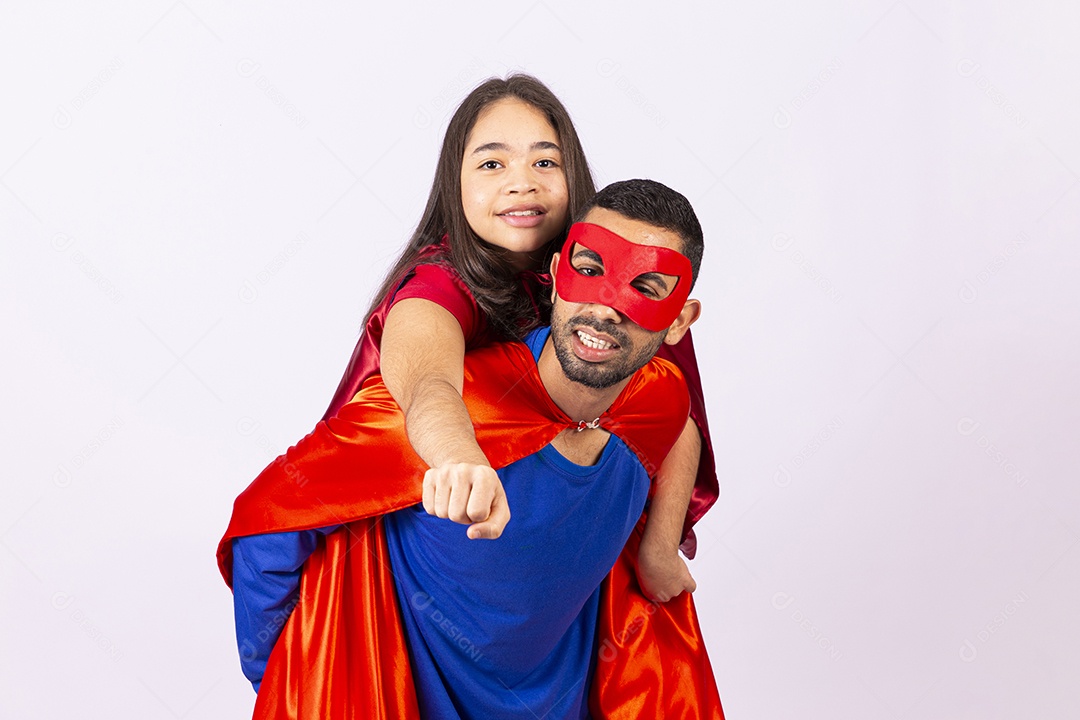Pai e filha com fantasias de super herói em fundo isolado