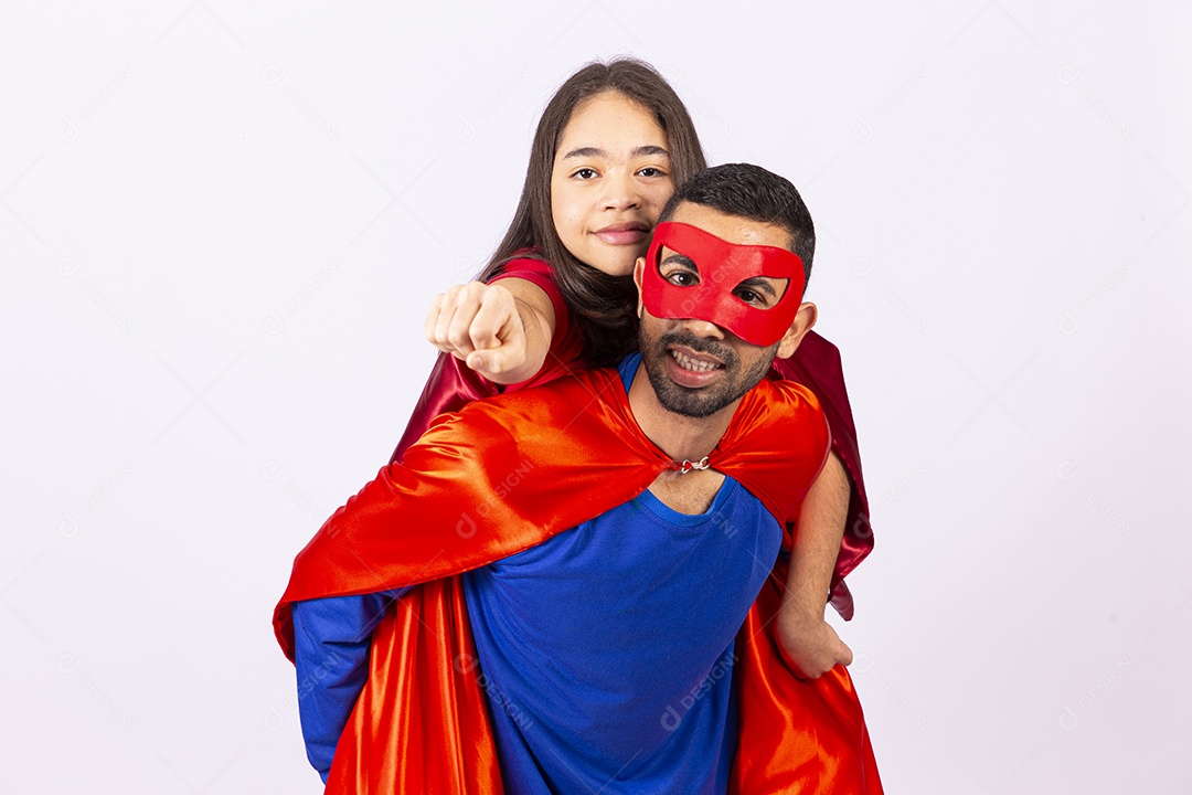 Pai e filha fantasiados de super heróis em fundo isolado