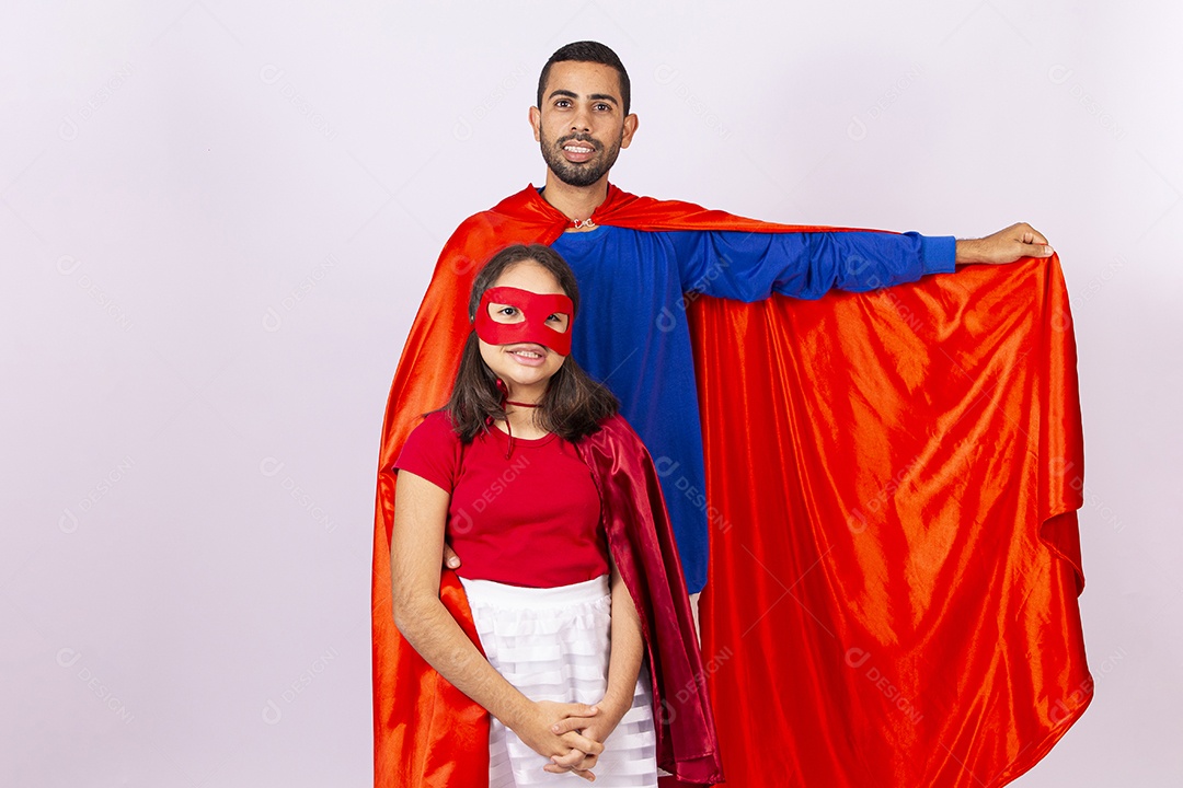 Pai e filha fantasiados de super heróis em fundo isolado