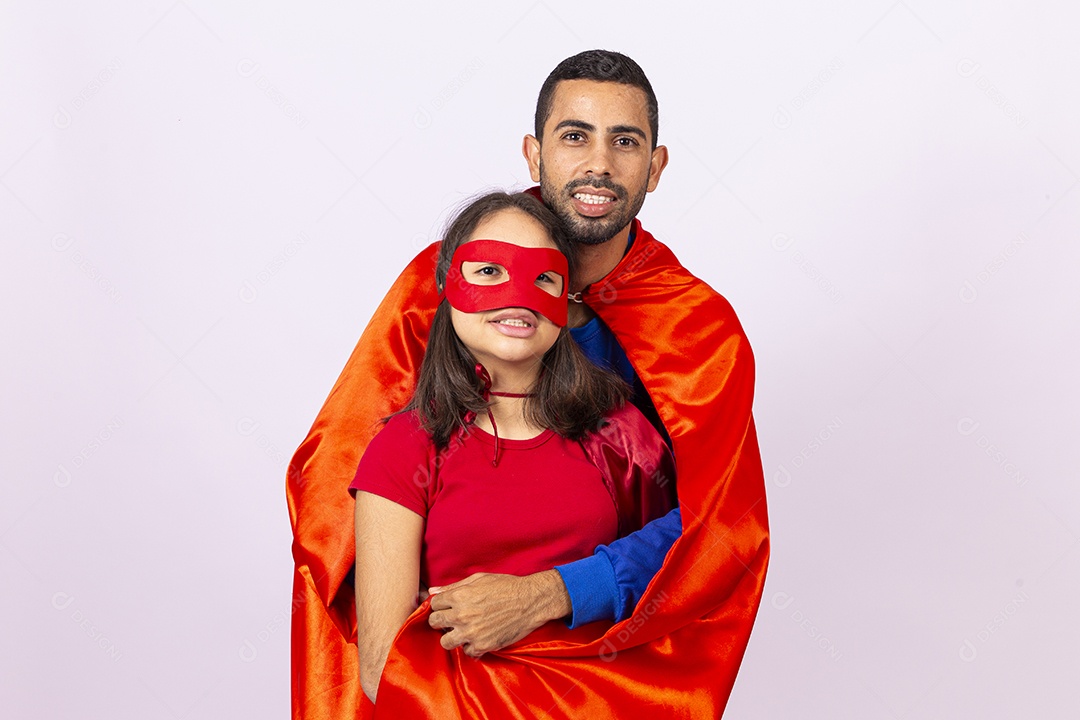 Pai e filha fantasiados de super heróis em fundo isolado