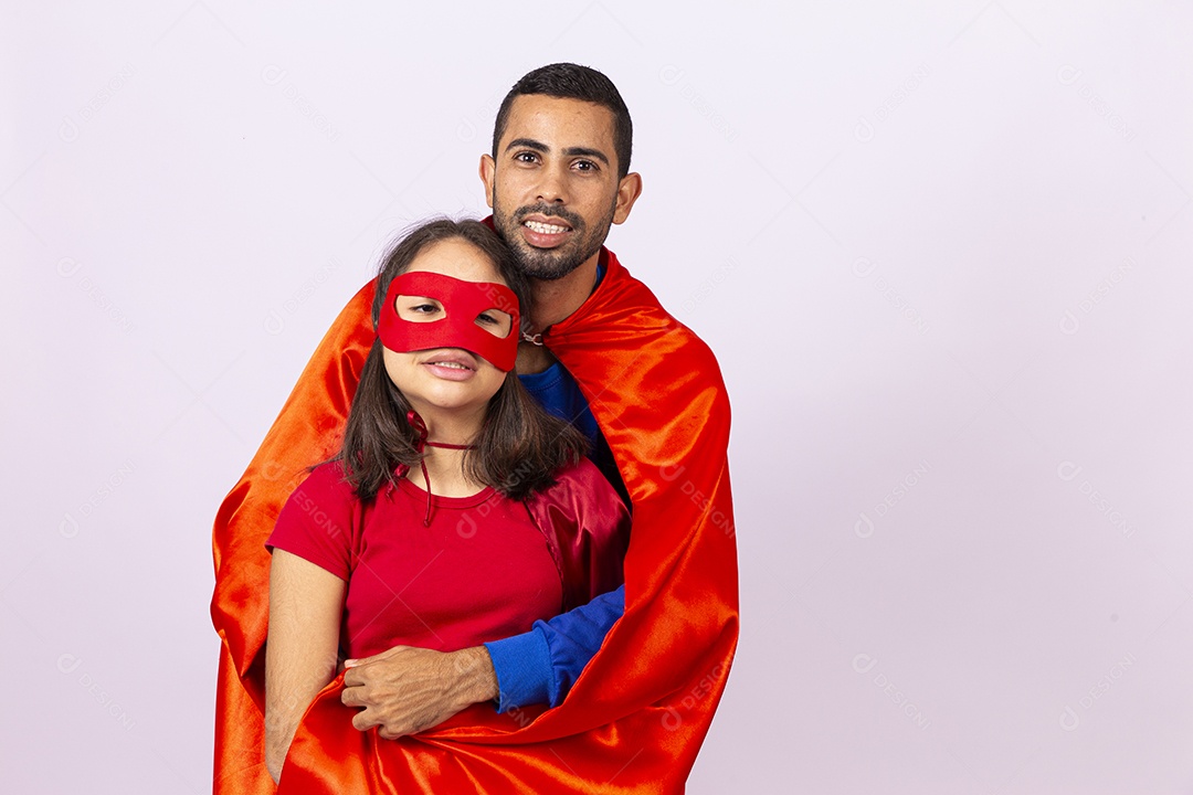 Pai e filha fantasiados de super heróis em fundo isolado