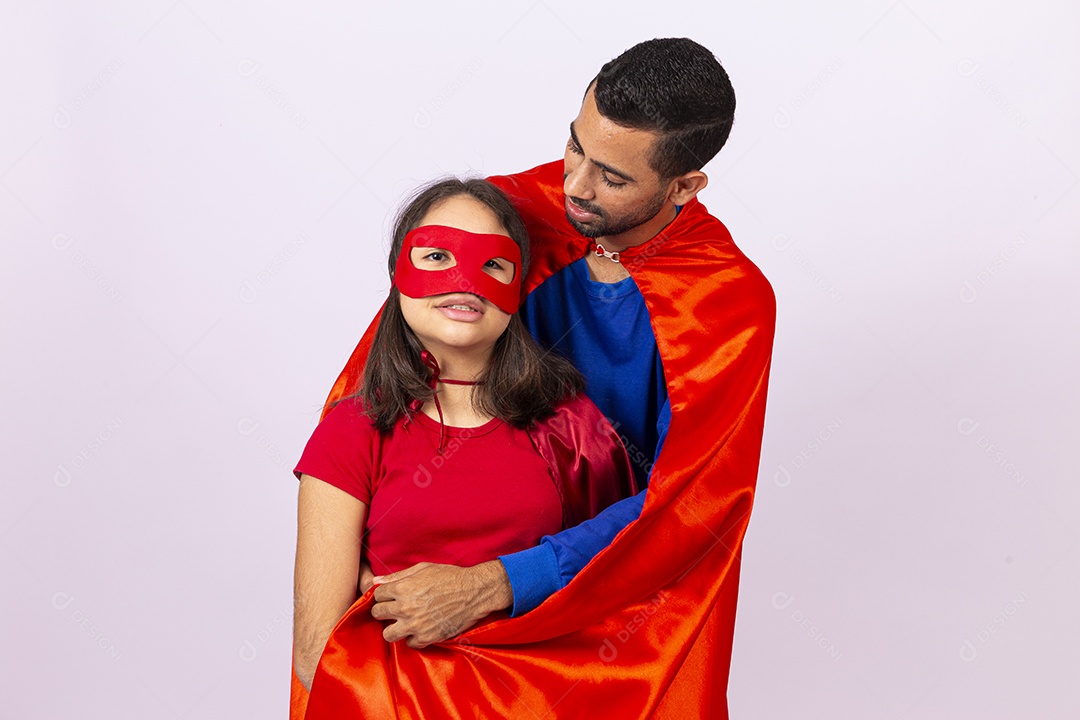 Pai e filha fantasiados de super heróis em fundo isolado