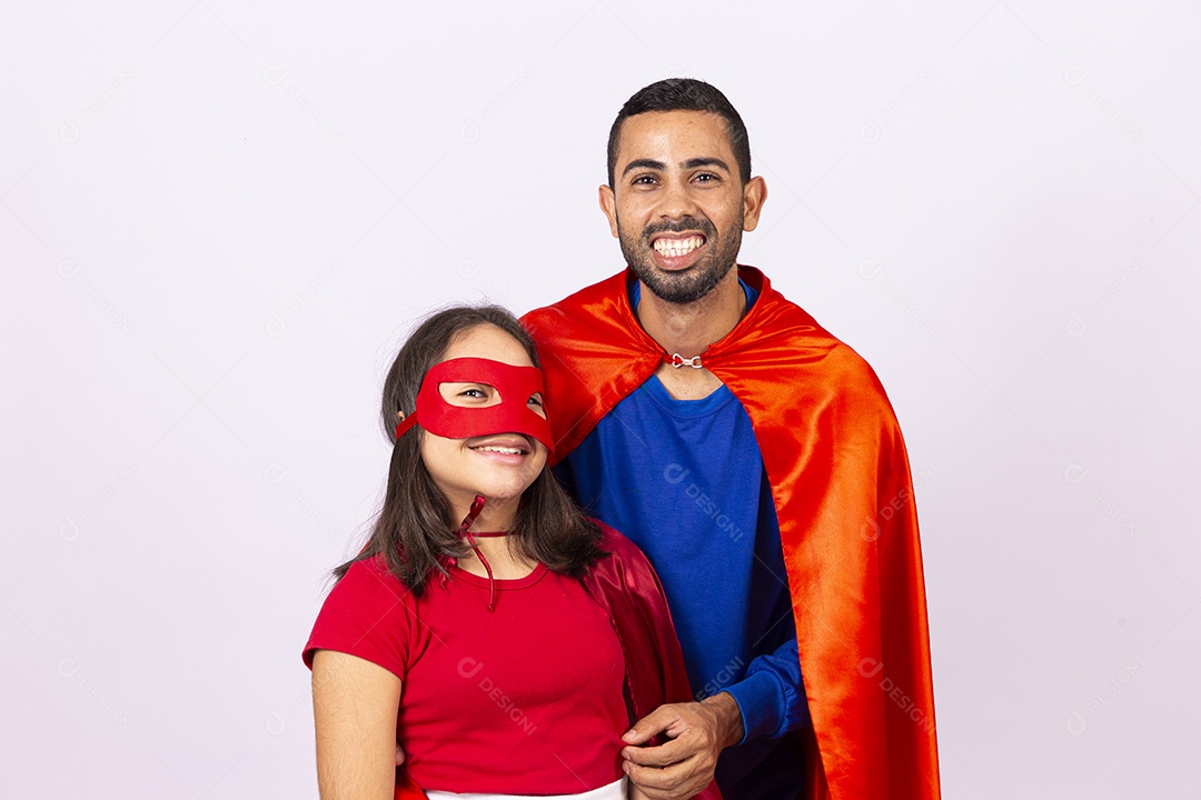Pai e filha fantasiados de super heróis em fundo isolado