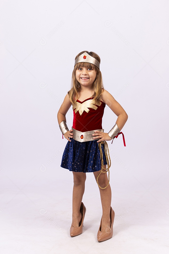 Garotinha linda com fantasia da mulher maravilha em fundo isolado