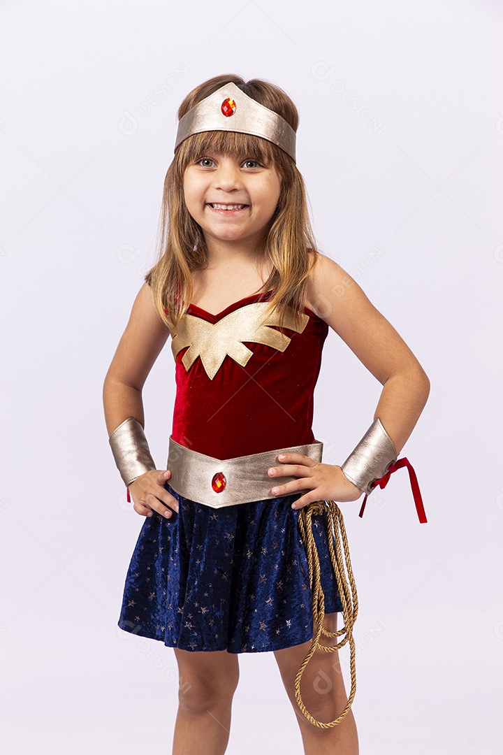 Garotinha linda com fantasia da mulher maravilha em fundo isolado