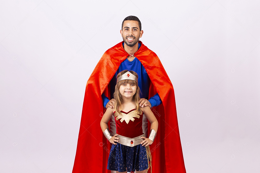 Pai e filha com fantasias de super heróis em fundo isolado