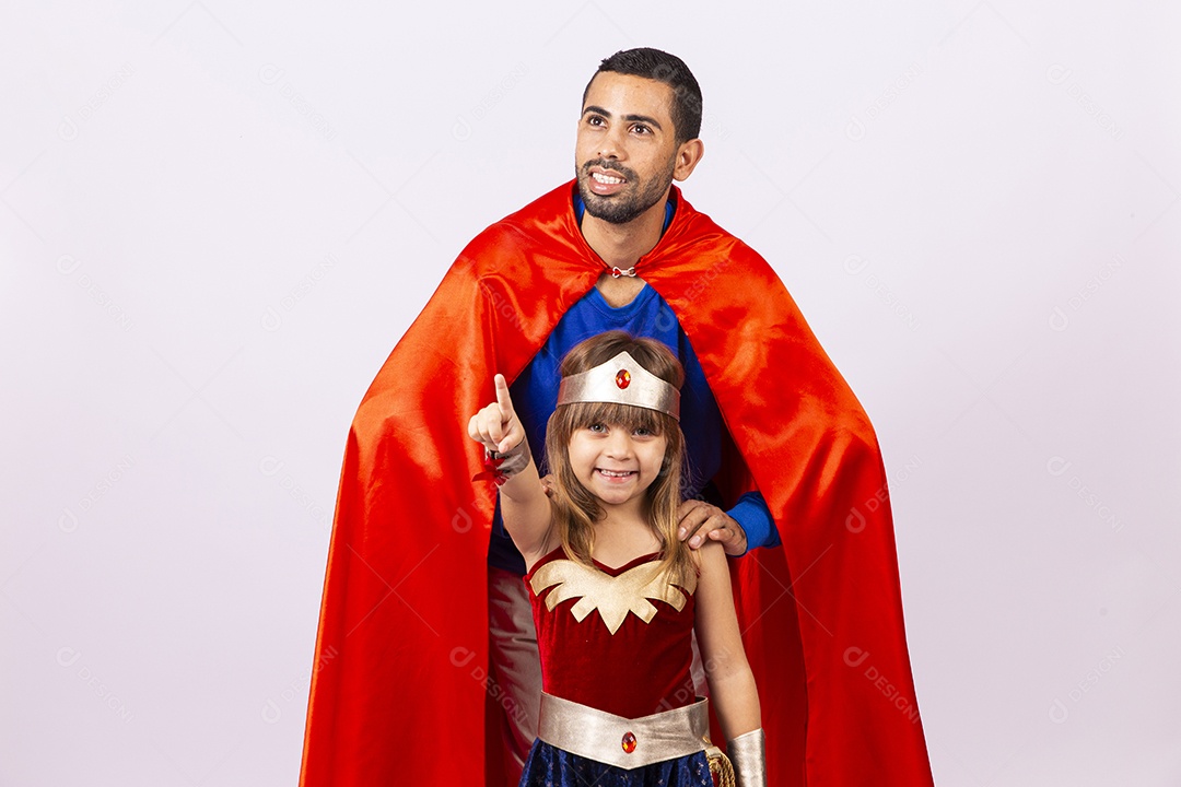 Pai e filha com fantasias de super heróis em fundo isolado