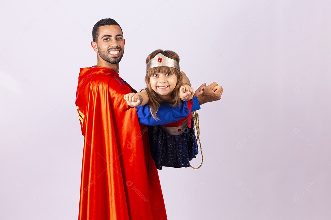 Pai e filha com fantasias de super heróis em fundo isolado