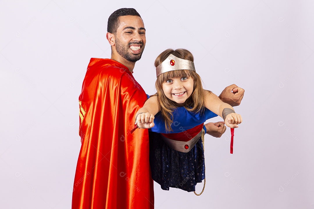 Pai e filha com fantasias de super heróis em fundo isolado