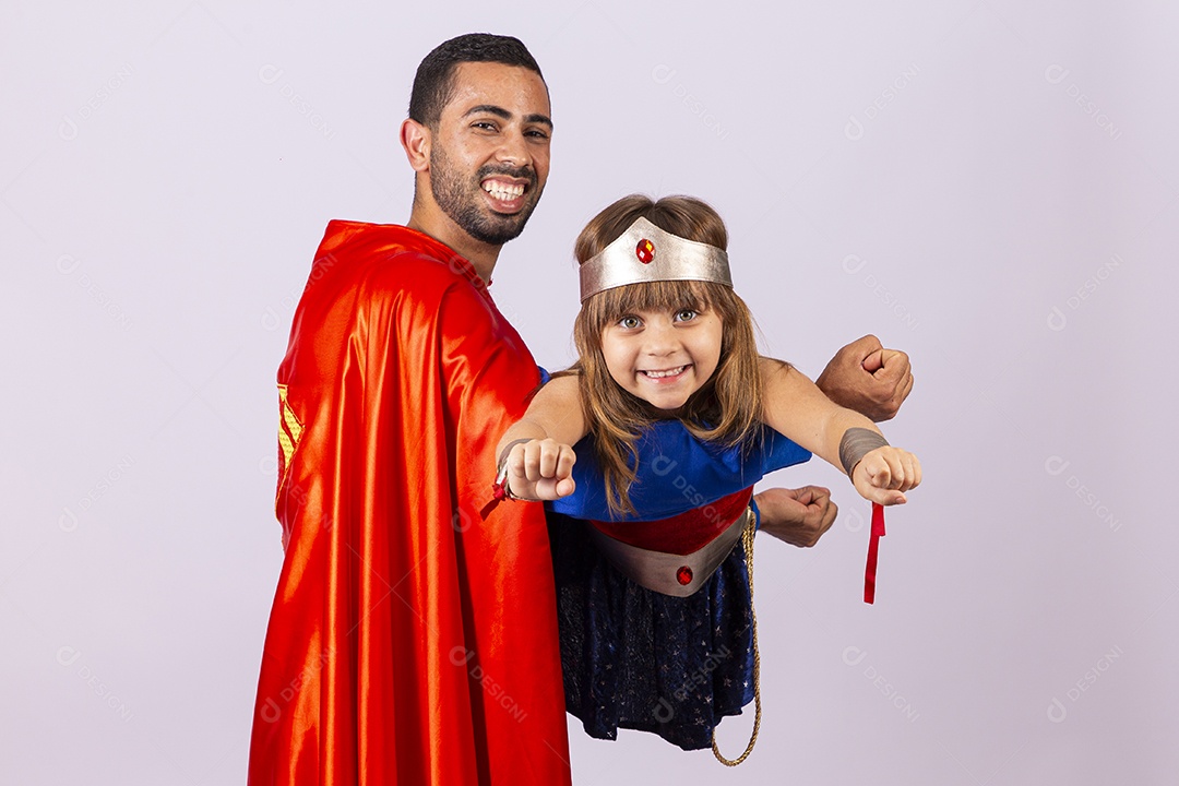 Pai e filha com fantasias de super heróis em fundo isolado