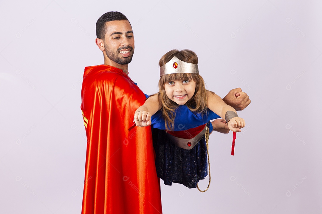 Pai e filha com fantasias de super heróis em fundo isolado