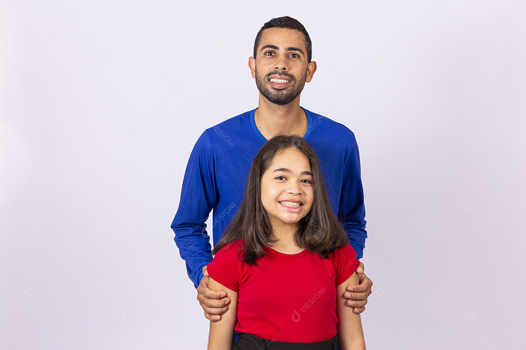 Pai e filha sorridentes em fundo isolado