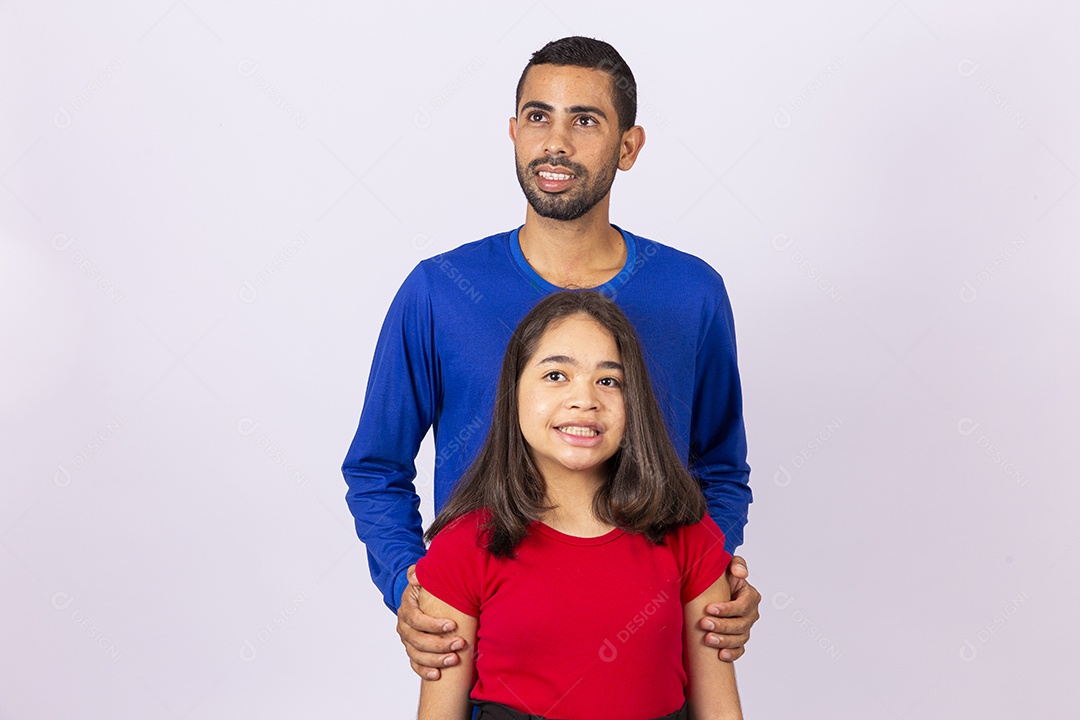 Pai e filha sorridentes em fundo isolado