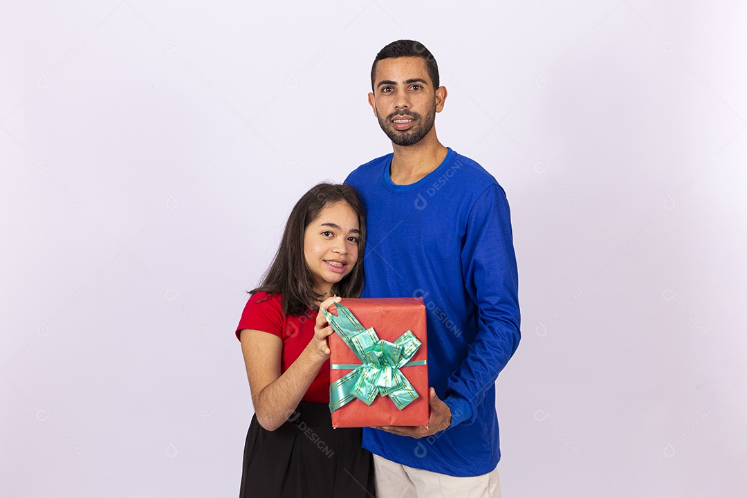 Pai e filha sorridentes em fundo isolado