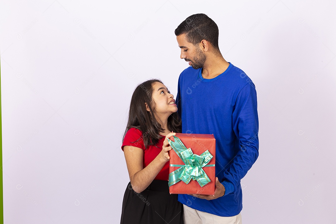 Pai e filha sorridentes em fundo isolado