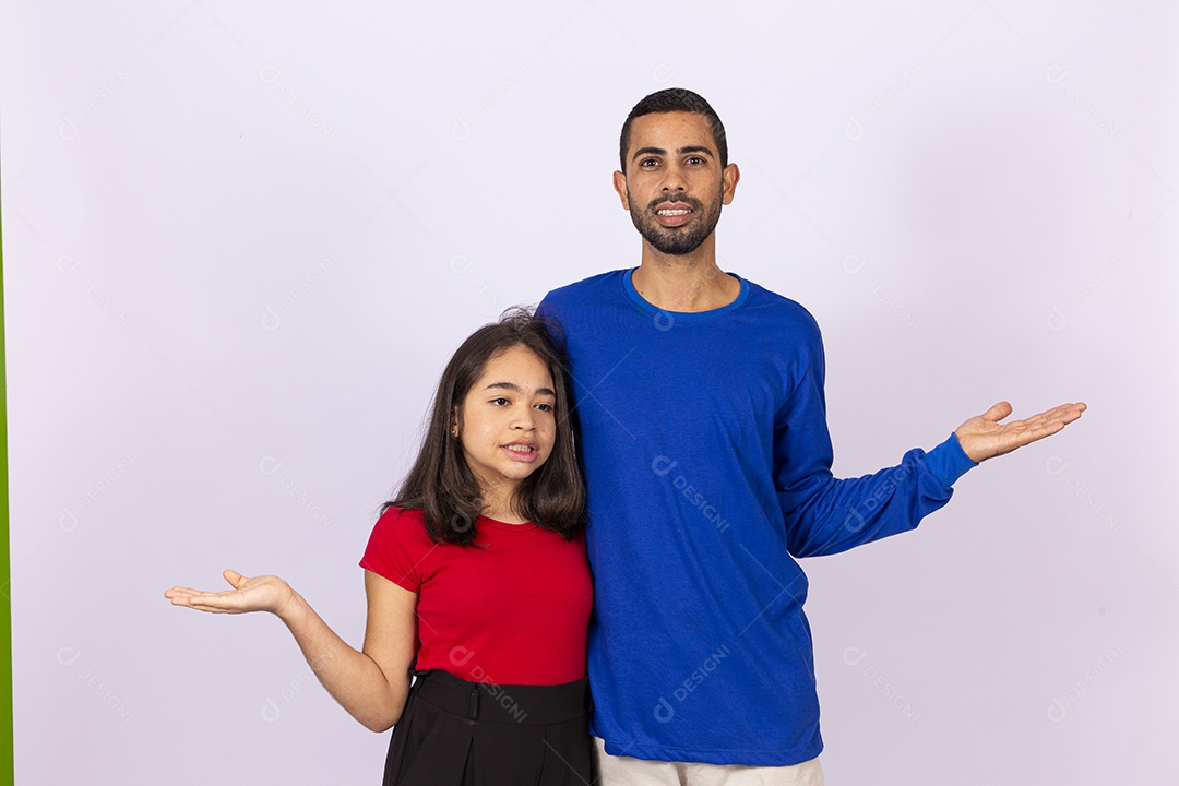 Pai e filha sorridentes em fundo isolado