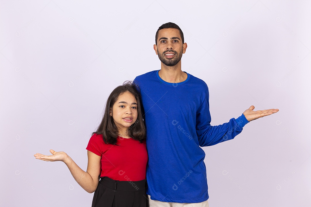 Pai e filha sorridentes em fundo isolado