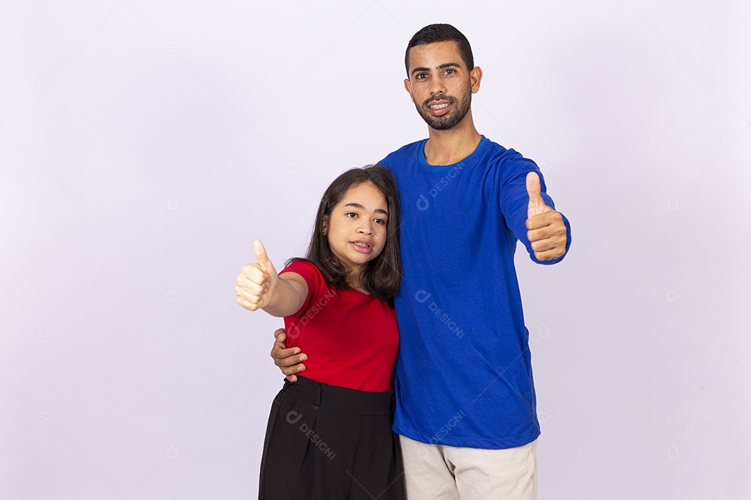 Pai e filha sorridentes em fundo isolado