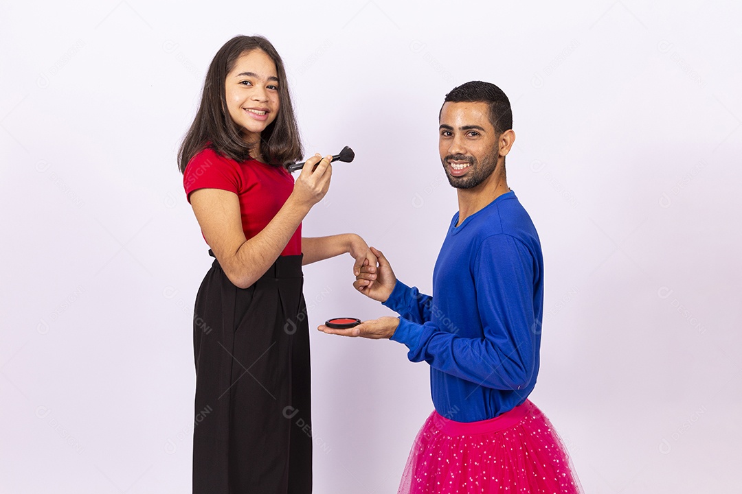 Pai e filha brincando de maquiagem em fundo isolado