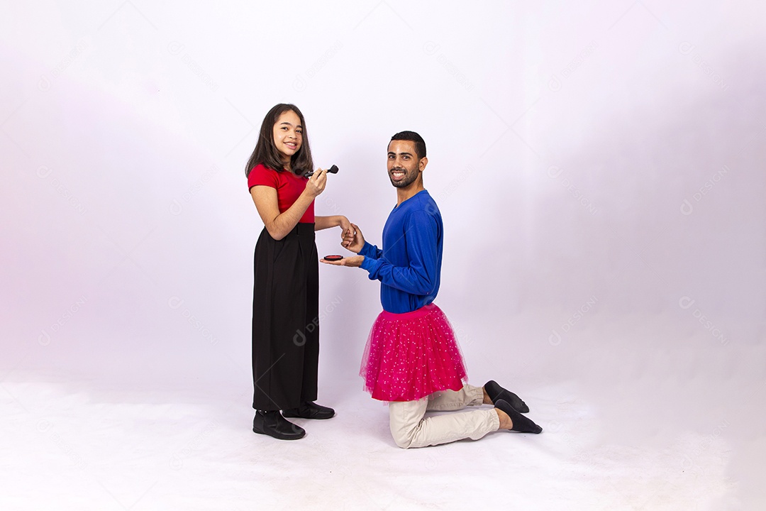 Pai e filha brincando de maquiagem em fundo isolado