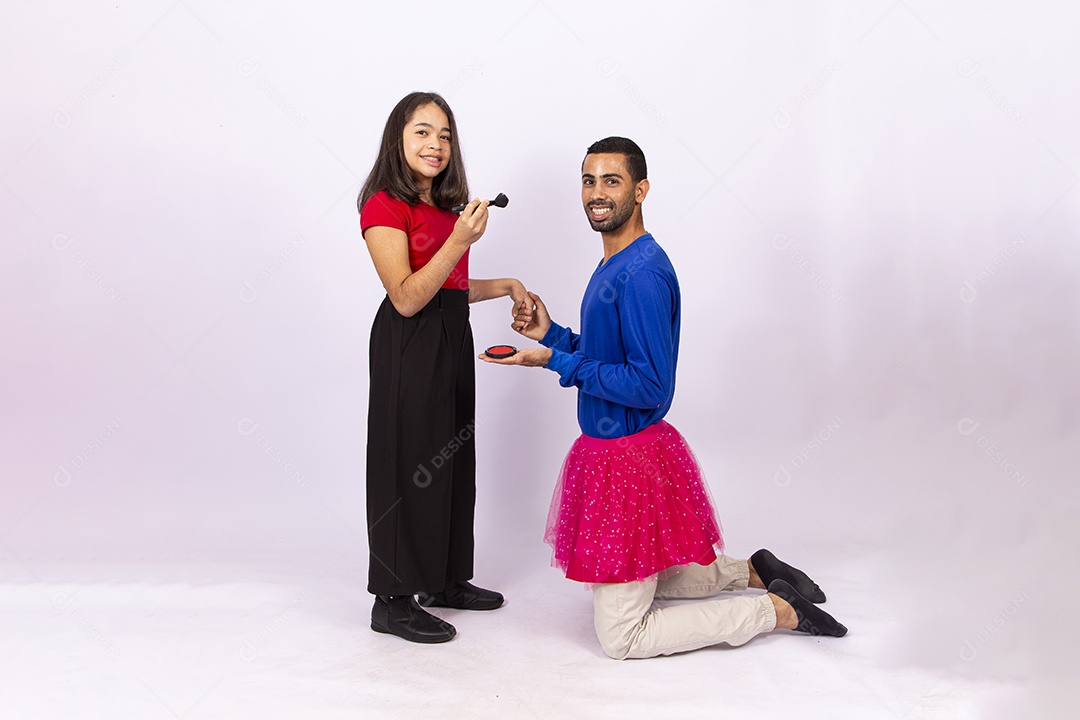 Pai e filha brincando de maquiagem em fundo isolado