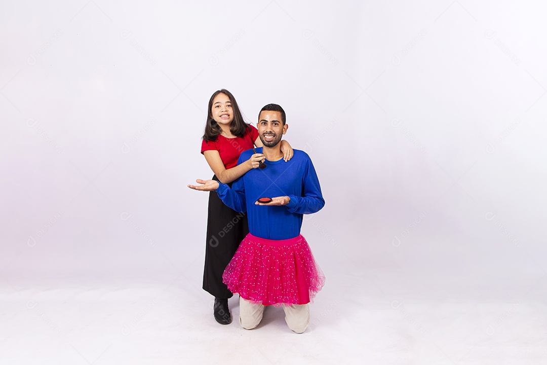 Pai e filha brincando de maquiagem em fundo isolado