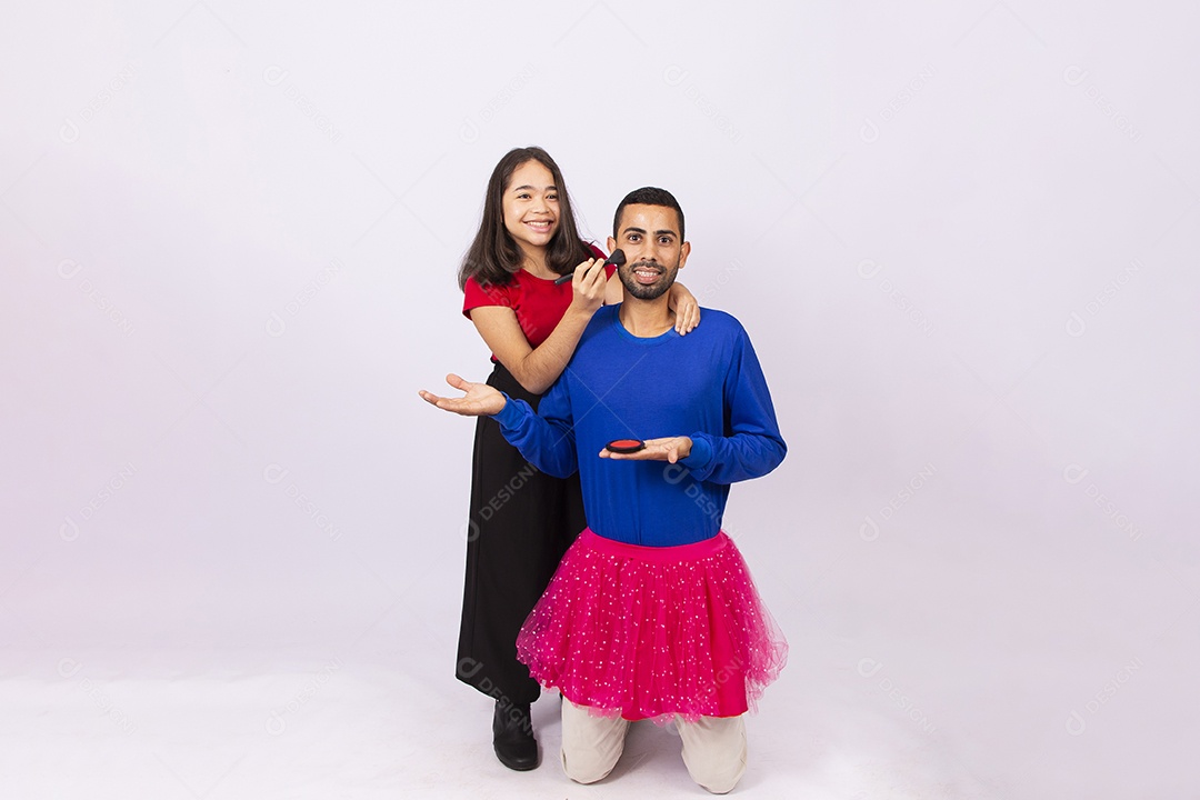 Pai e filha brincando de maquiagem em fundo isolado