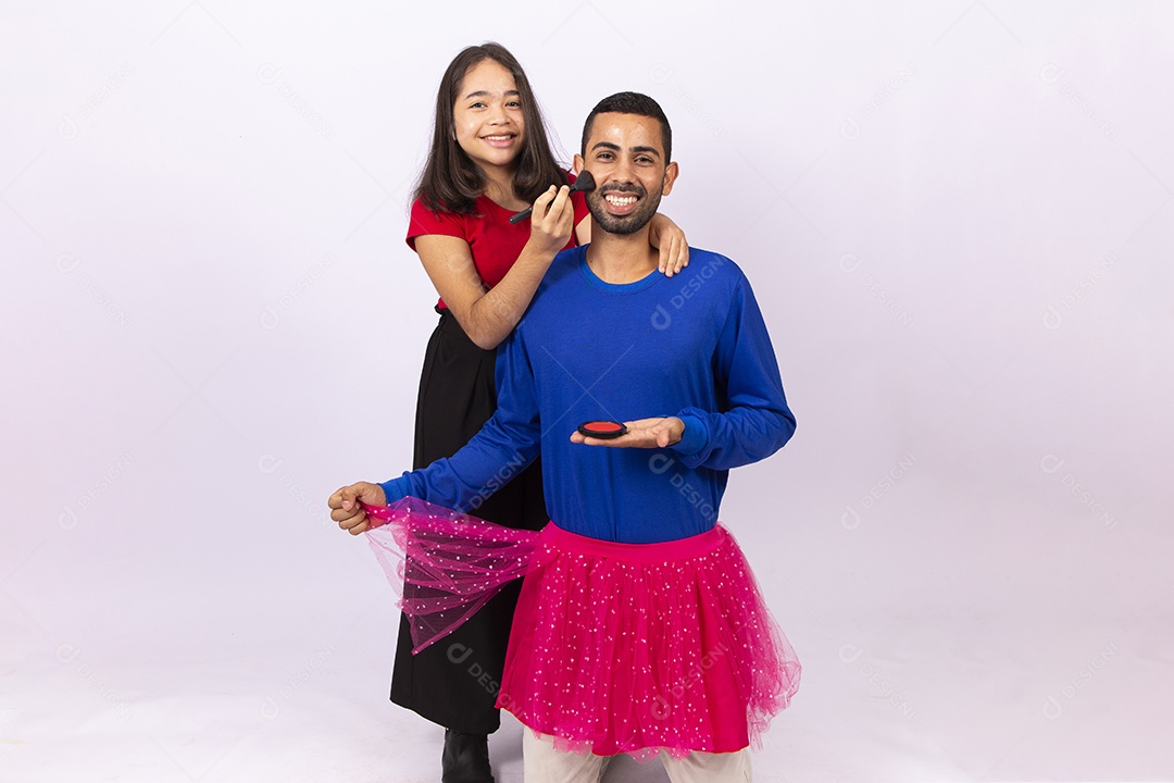 Pai e filha brincando de maquiagem em fundo isolado