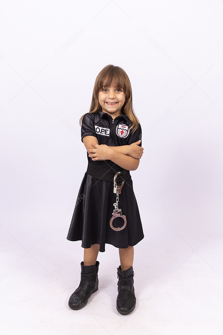 Linda garotinha com roupa fantasia de Bope