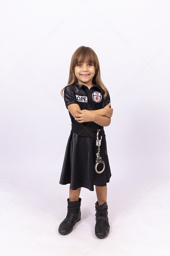 Linda garotinha com roupa fantasia de Bope