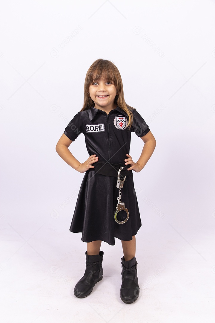 Linda garotinha com roupa fantasia de Bope