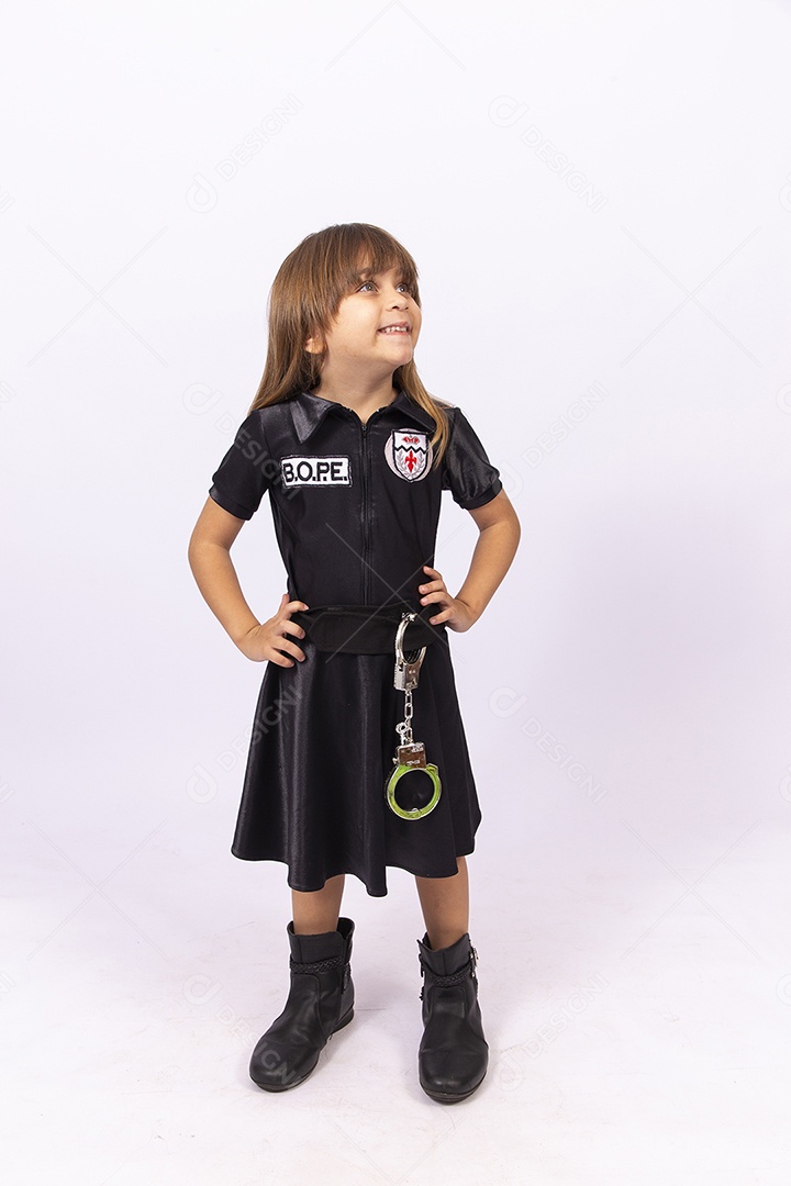 Linda garotinha com roupa fantasia de Bope