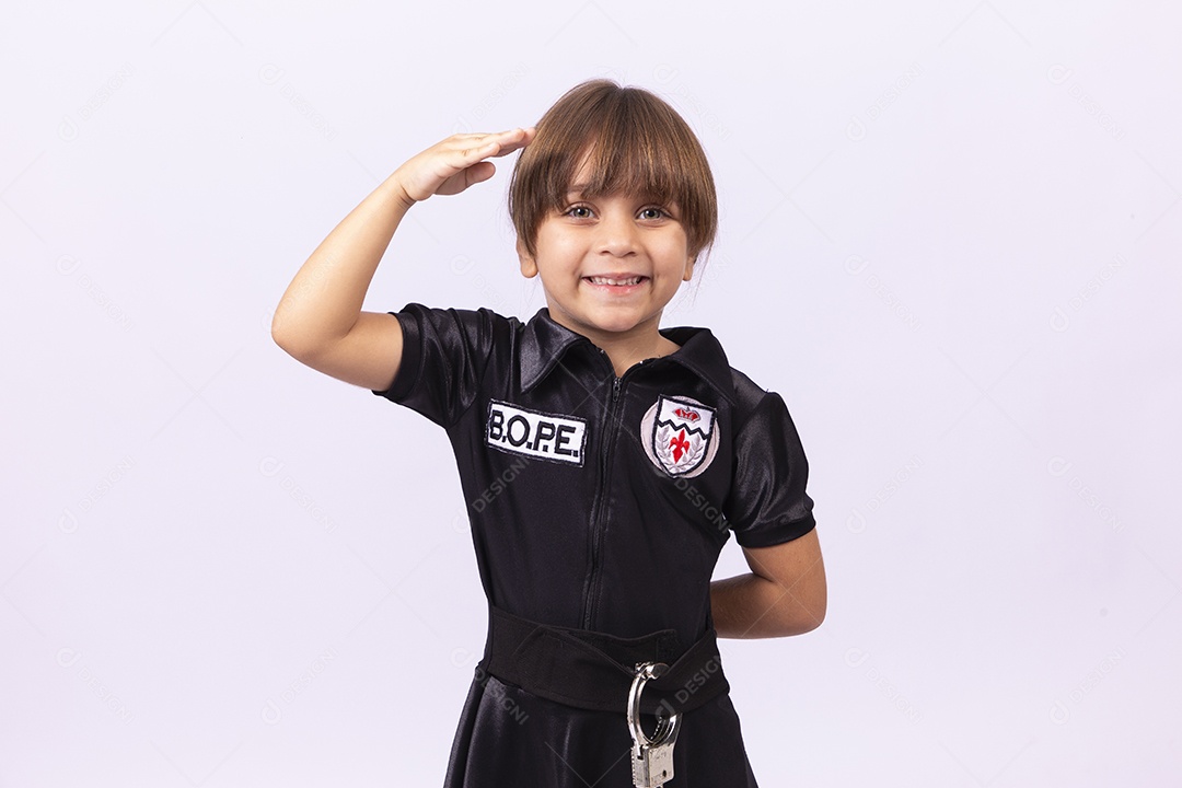 Linda garotinha com roupa fantasia de Bope