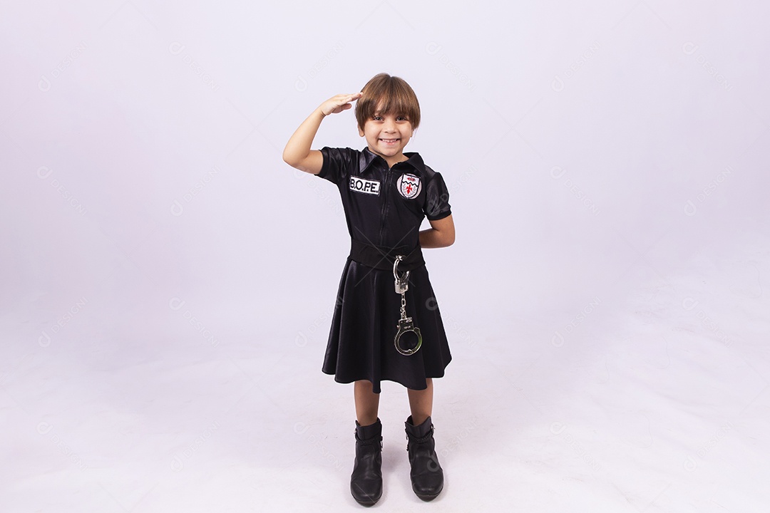 Linda garotinha com roupa fantasia de Bope