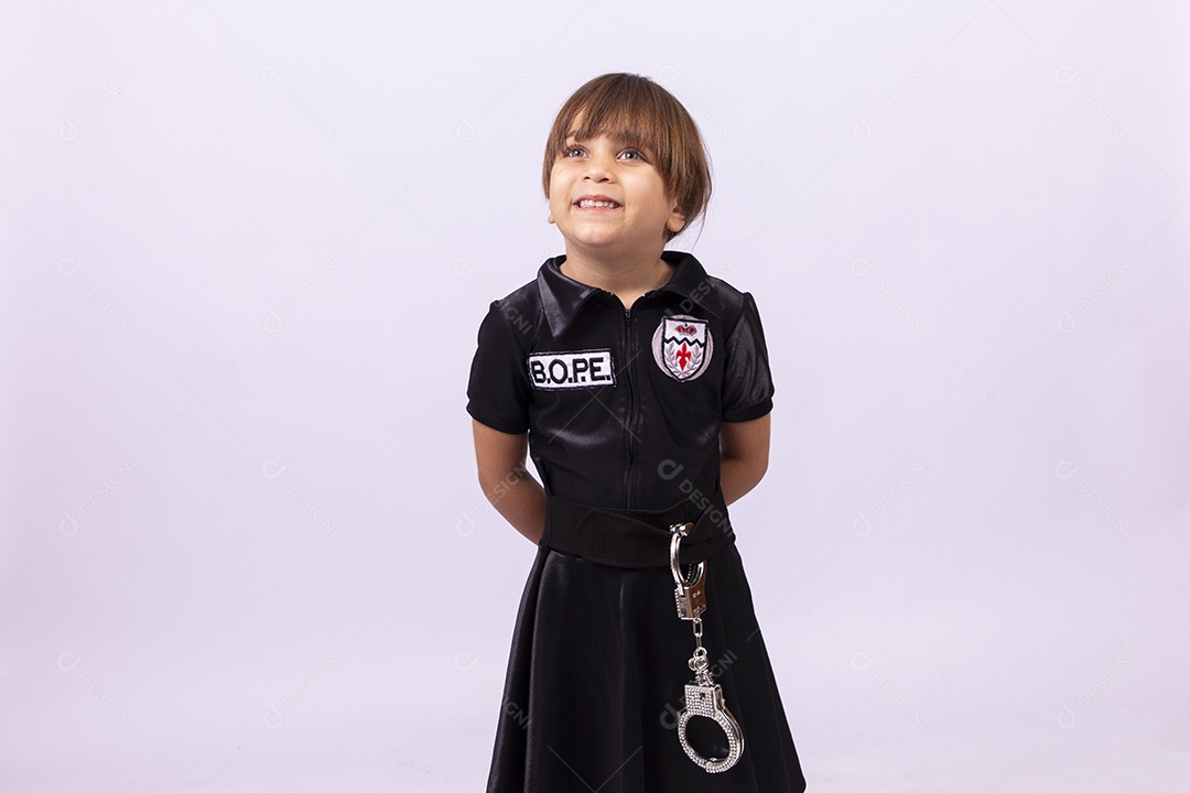 Linda garotinha com roupa fantasia de Bope