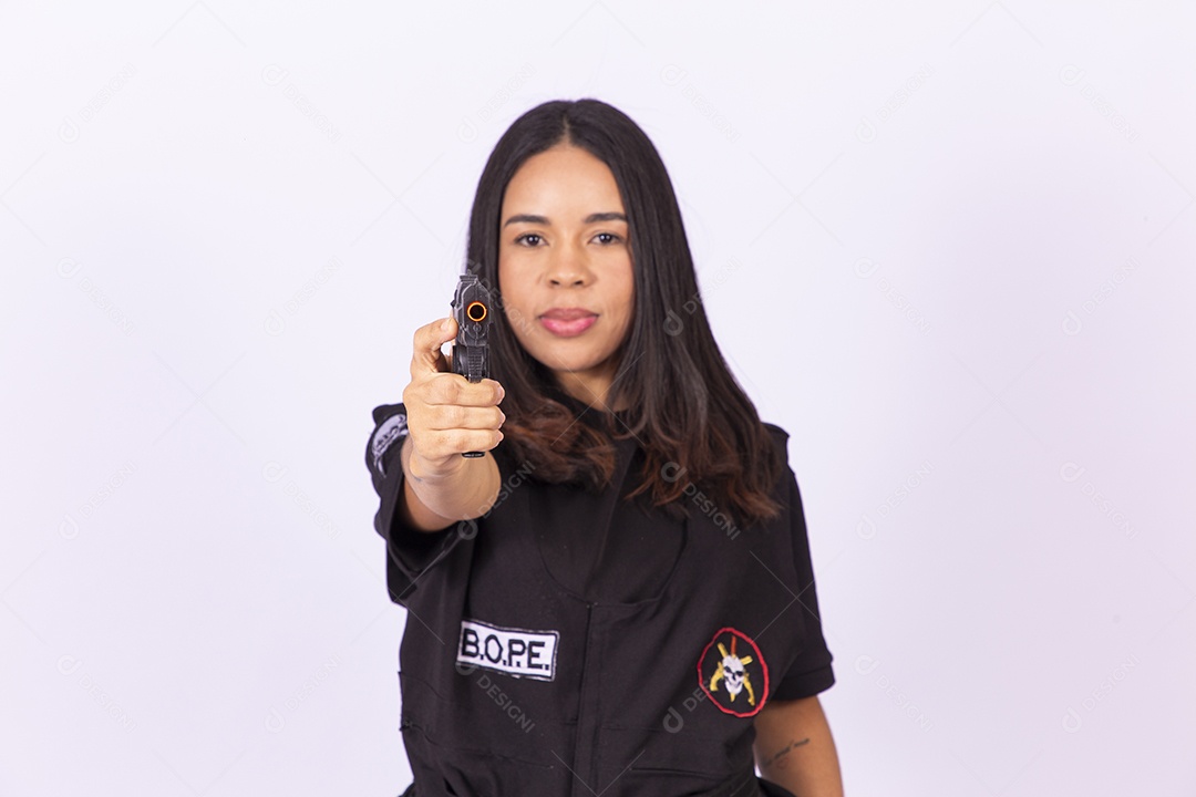 Linda mulher com roupa fantasia de Bope