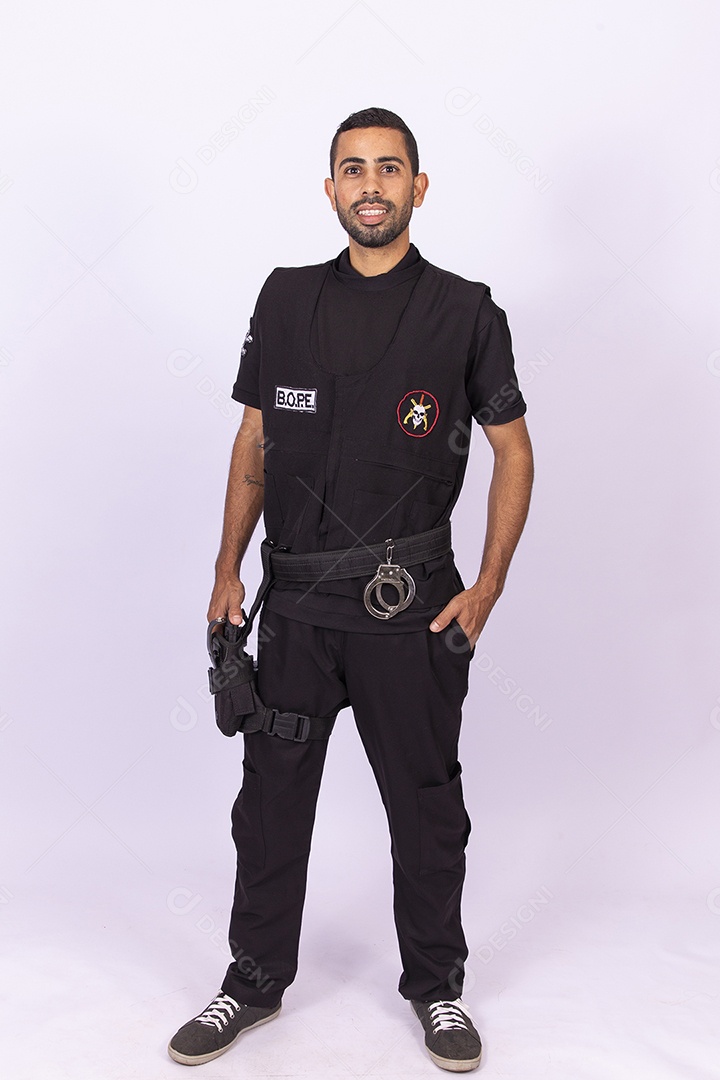 Homem com roupa fantasia do Bope