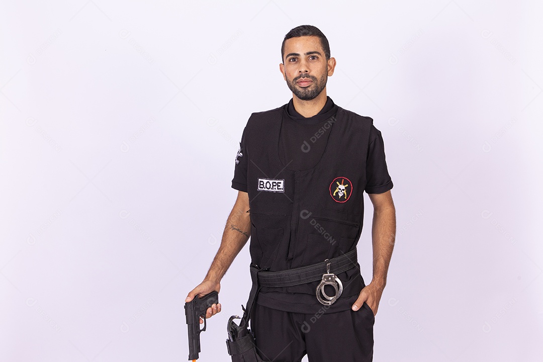 Homem com roupa fantasia do Bope