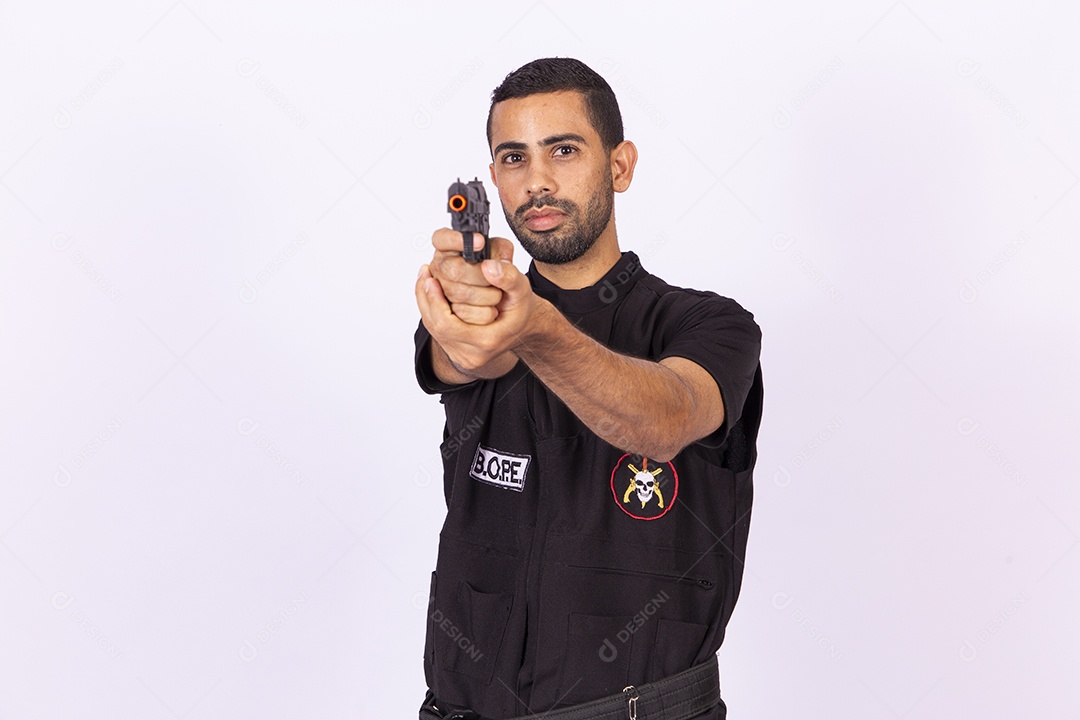 Homem com roupa fantasia de Bope