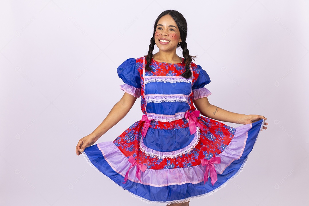 Linda mulher com vestido de festa junina