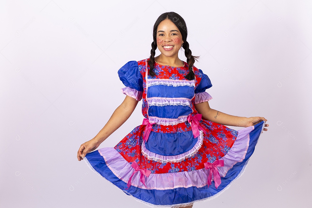 Linda mulher com vestido de festa junina