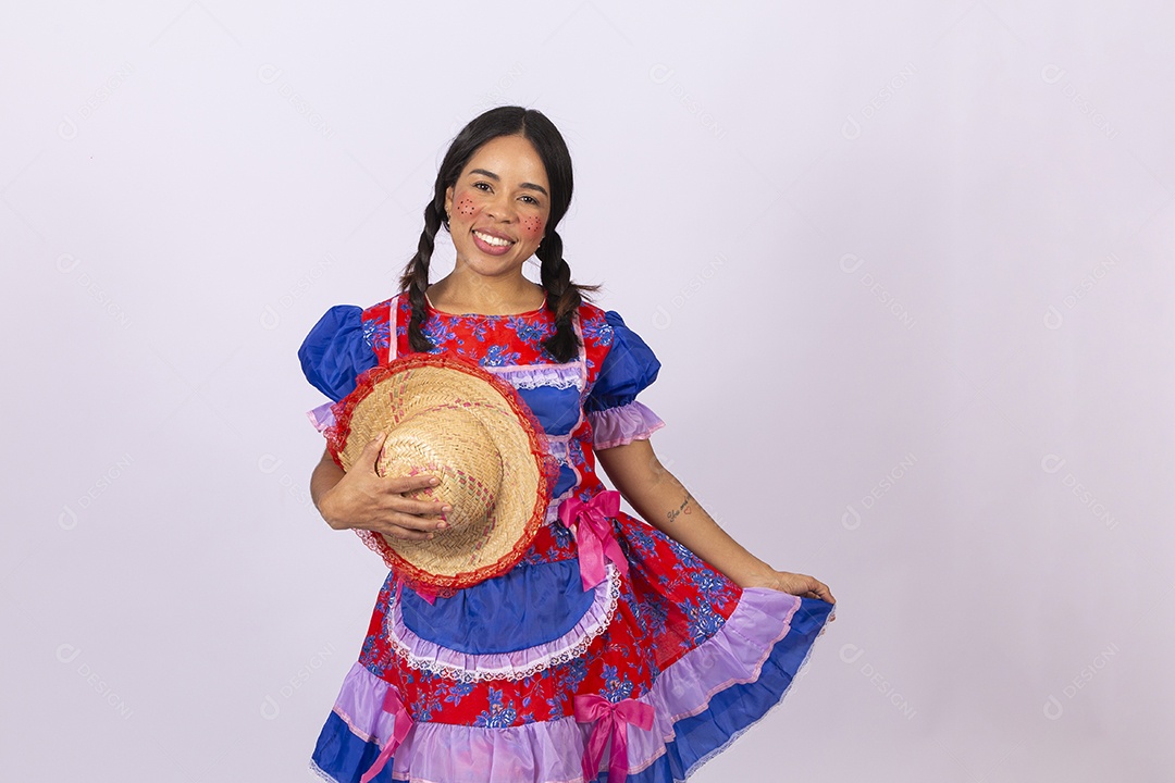 Linda mulher com vestido de festa junina