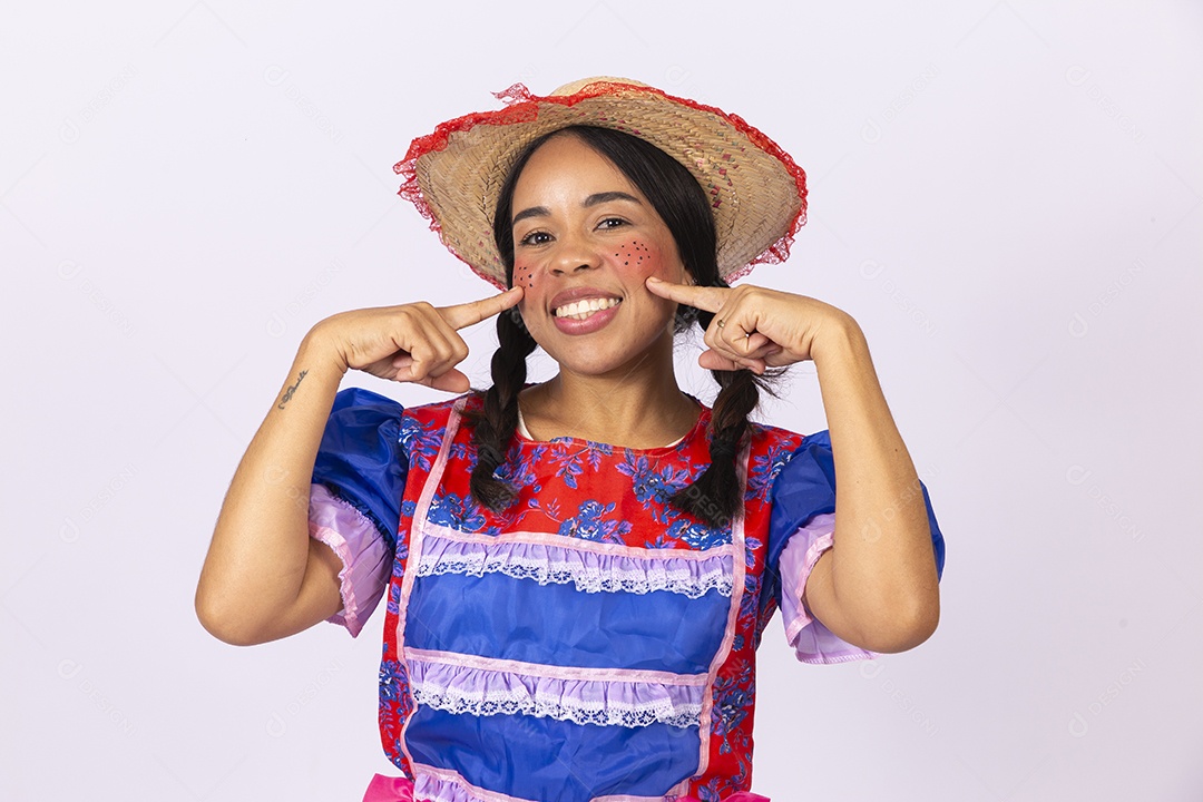 Linda mulher com vestido de festa junina