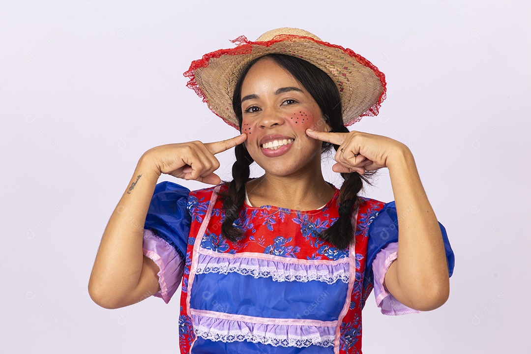 Linda mulher com vestido de festa junina