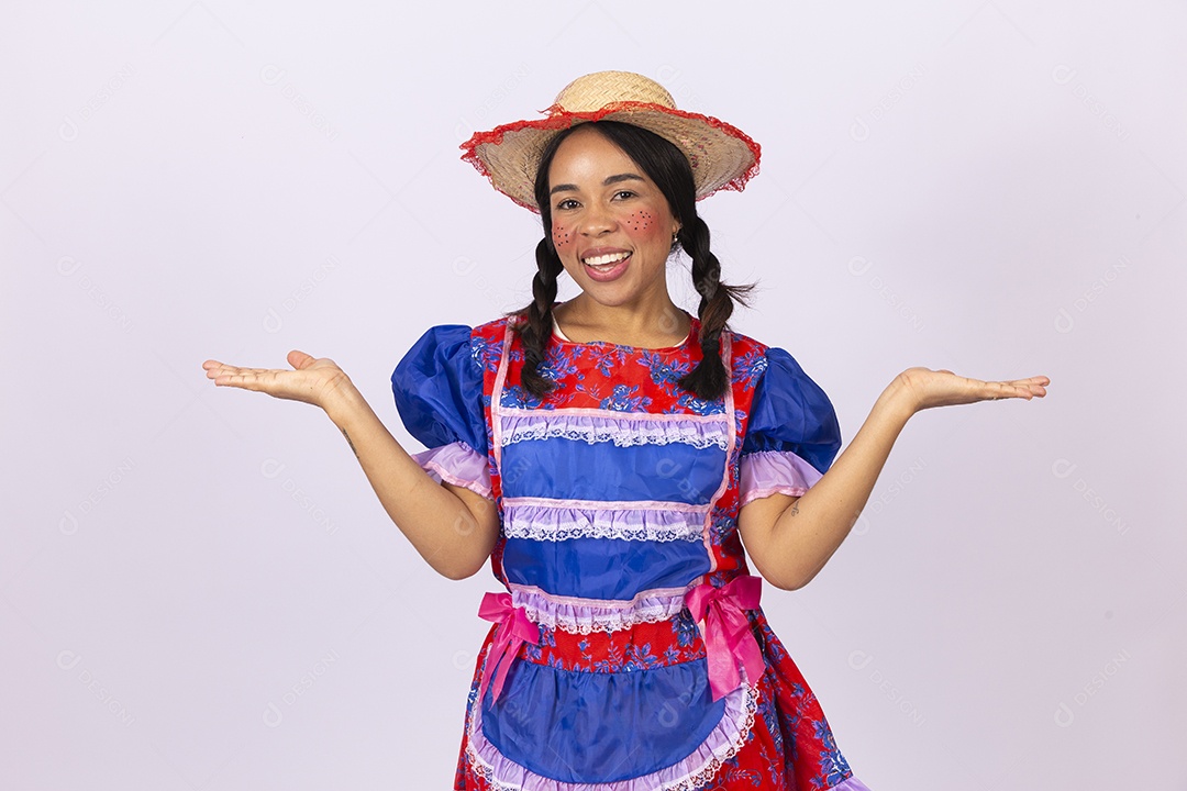Linda mulher com vestido de festa junina