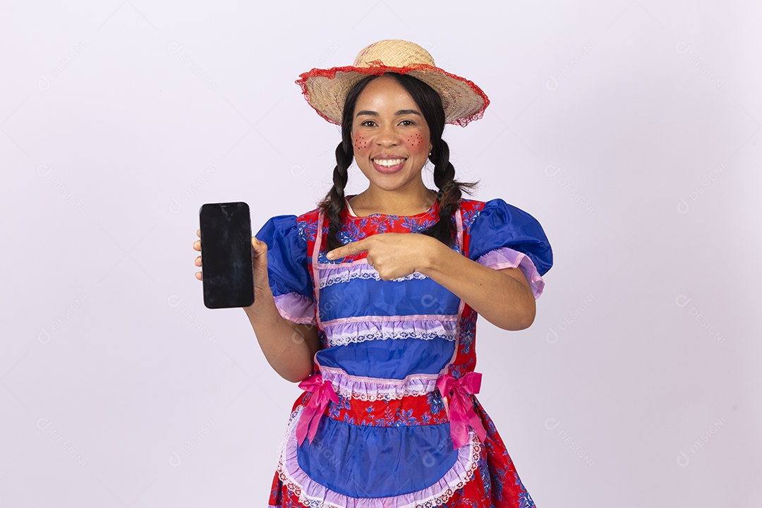 Linda mulher com vestido de festa junina segurando celular com tela preta
